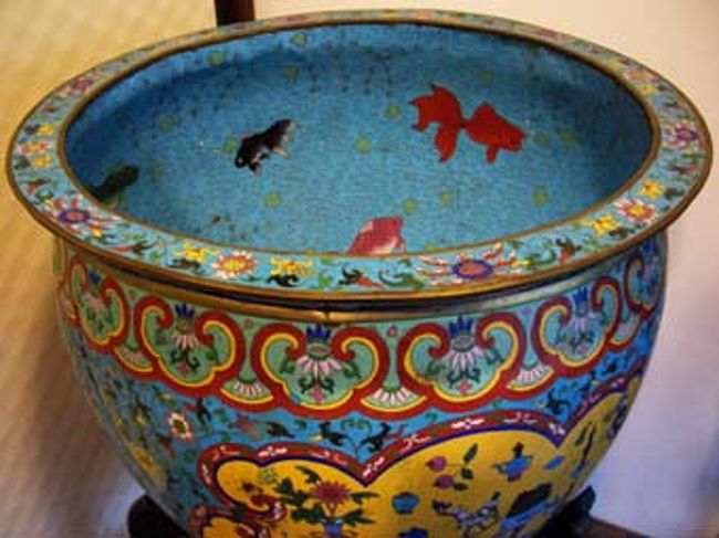 ひと際豪華なドデカイ金魚鉢？　内側には悠々と泳ぐ金魚が描かれている。