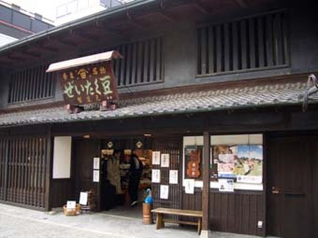 ならまちには町家建築がふつうに建ち並んでいる。ぜいたく豆本舗、ヤバイです…つい買ってしまうノリ。