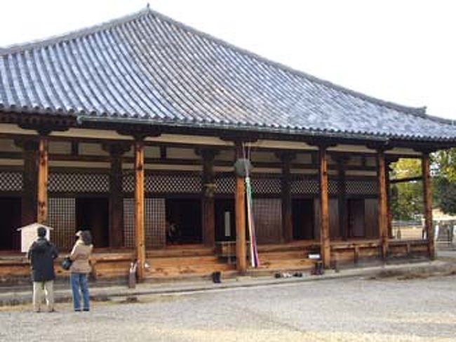 ならまちのなか、「古都奈良の文化財」の一部として世界遺産登録されている元興寺がひっそりと。屋根の瓦は飛鳥時代のだって！