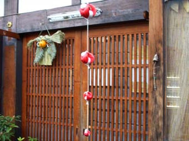 奈良の風物詩、庚申さんの身代わり申（魔除けのようなもの）がどの家の軒下にも揺れて。