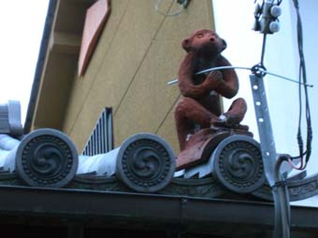 ところどころいらっしゃるようで。おさるに守られているならまち。