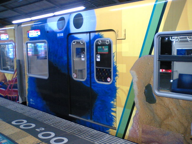 この電車に乗ってUSJへ！<br />他にもスパイダーマンやジュラシックパークの恐竜をデザインした電車もありました。