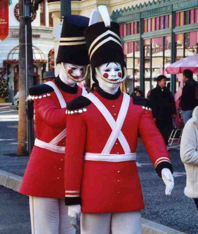 クリスマス期間は突然こんな人たちも現れます。