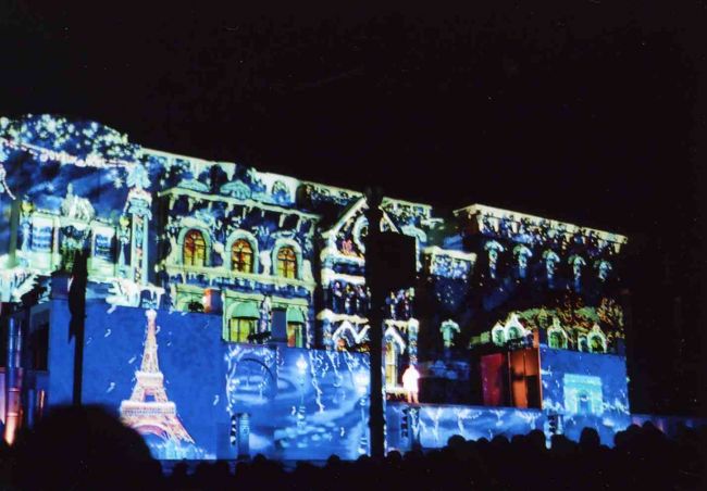 クリスマス期間中の夜のショー『天使のくれた奇跡』のワンシーンです。<br />冬のパリの街が再現され、とてもきれいでした！<br />思っていたより規模が大きく、内容も良くて感動しました。