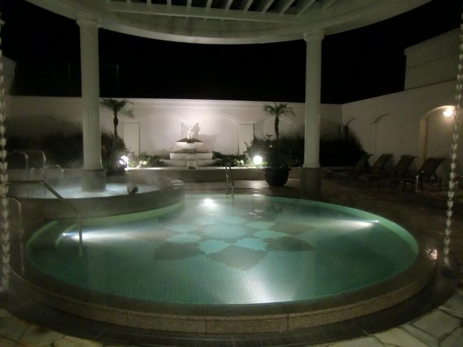 石原結實『体を温めると病気は必ず治る』斉藤真嗣『体温を上げると健康になる』を読んでから、私の温泉の入り方が変わった。汗が出るまでしっかり湯船につかり、休憩しながら、半身浴、全身浴、を繰り返す。写真：夜の露天風呂