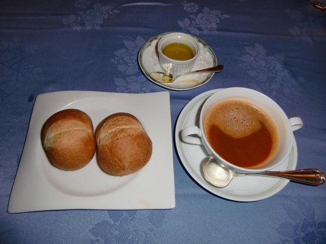 私はいつもスープを追加注文する。今日は「甲殻類のスープ、カプチーノ仕立て」（写真：630円、税込・サ別）。濃厚な蟹風味のスープでうまい。パンが変わって、これもGood.<br />