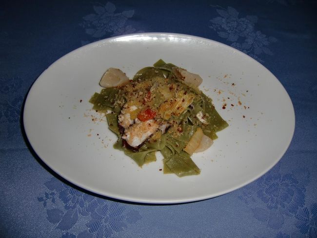 本日のパスタは「蛸とホタテの平パスタ」（写真）。パスタはホウレン草が練りこんであり、この一品もGood.<br />