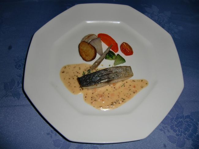 メインは「サワラのポアレ、季節の温野菜添え」（写真）美味しいので２皿くらい食べたい‥‥。