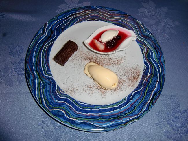 デザートは「チョコレートケーキ、バニラアイスクリーム」（写真）チョコレートが濃厚で甘〜い。