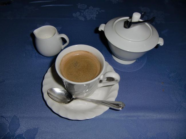 最後はコーヒーで締める。非常に満足のいくディナーであった。その後、ラウンジでサックスとピアノの生演奏を聞く。