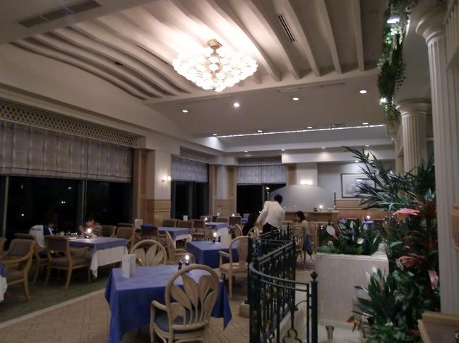 さすがにクリスマスが近いこともあってアラゴスタの店内は満席に近い。写真：ディナー終了後のアラゴスタの店内