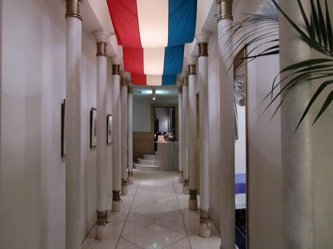 アラゴスタのエントランス（写真）。イタリア国旗は赤・白・緑の縦三色旗なので、天井のデザインはイタリア国旗とは微妙に違う。