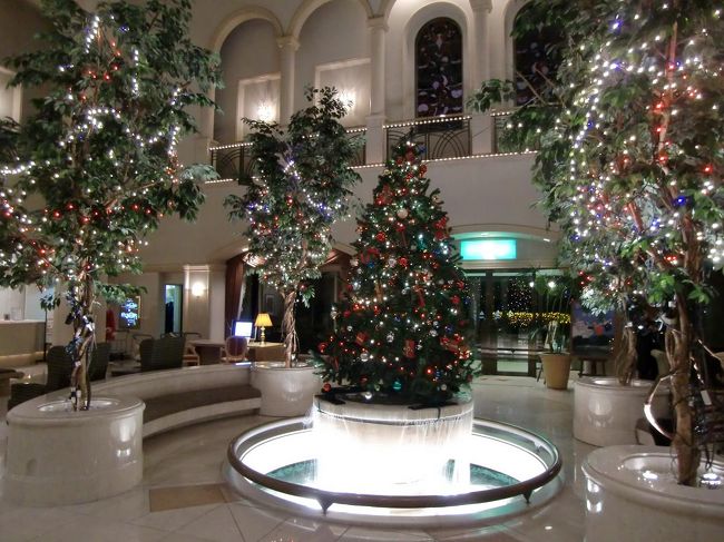 お風呂の後は、待望の夕食である。シャトルバスに乗ってアネックス棟に移動する。アネックスの玄関ホール（写真）にもイルミネーションが飾られ、クリスマスムードが漂う。