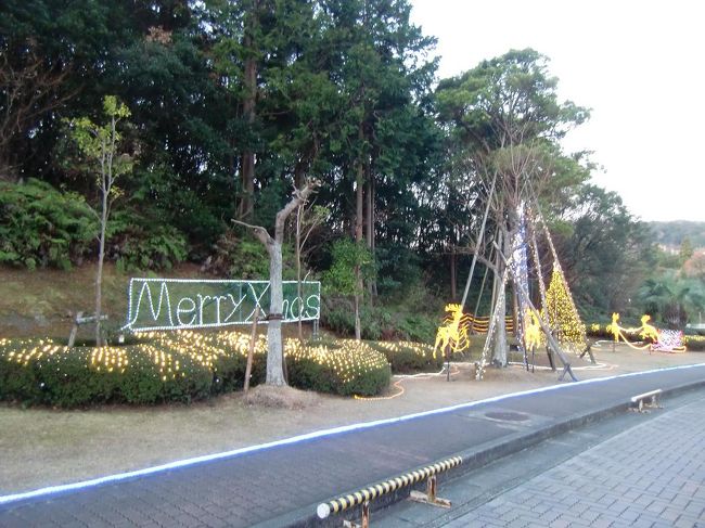 朝食前にテルメゾンに行く。朝風呂に入ると実に優雅な気持ちになる。写真：テルメゾン前の早朝のイルミネーション