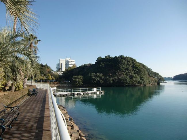 アネックス棟の遊歩道（写真）は木製で雰囲気がいい。ここのベンチに腰掛けてしばらく海を眺める。波のない静かな海。朝の静寂！