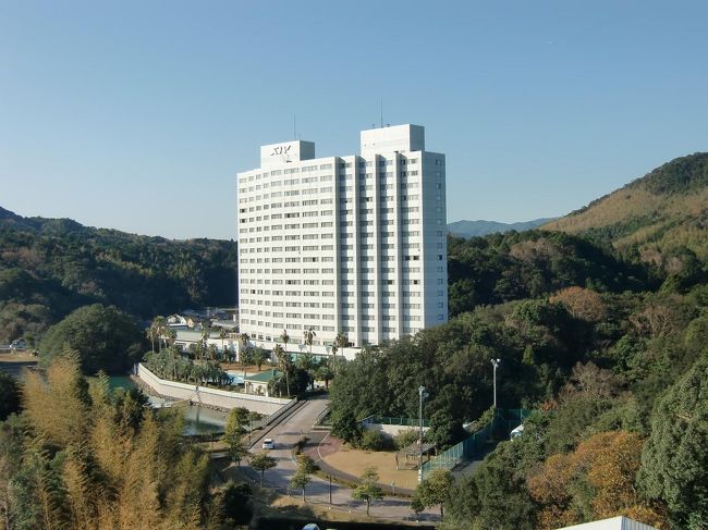 本館の上層階の廊下からは朝日に照らされたアネックス棟（写真）がよく見える。