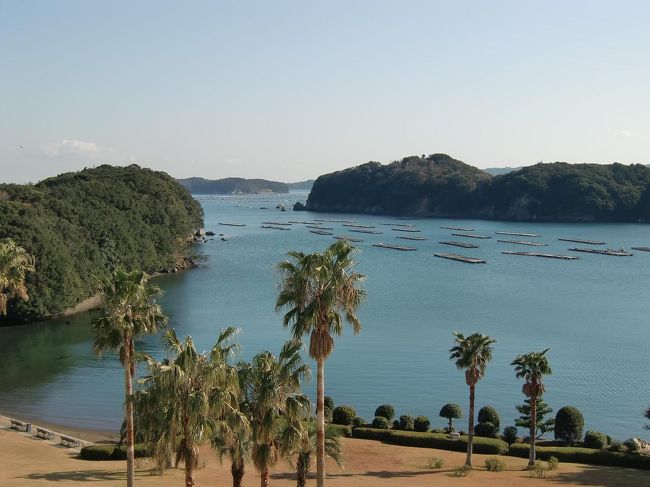 鳥羽本館の客室は全室バルコニー付で、しかも、全室海に面している。よって、どの部屋に泊まっても美しい鳥羽湾（写真）が眺められる。