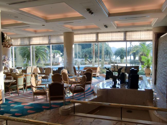 朝食はアネックスのラウンジ「ドルチェ」（写真）でとることにする。本館のコーヒーショップ「オールドデイズ」の朝食が気に入っていたのであるが、平日はクローズ。