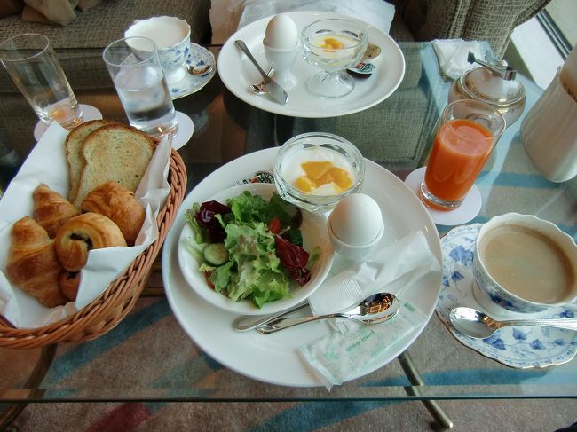 ラウンジの「コンチネンタル・ブレックファースト」（写真：840円、税込・サ別）朝食はこの程度で十分、パンとコーヒーをお代わりしてゆっくり朝食を楽しむ。