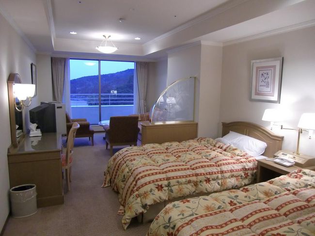 客室はスタンダードグレードの洋室ツインルーム（写真）でルームチャージ8000円。