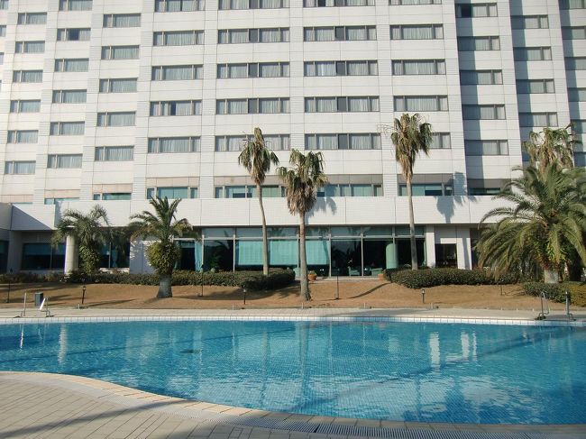 年末にしては天気が良く暖かいので、アネックス棟のガーデンプール周辺を散歩する。写真：ガーデンプールよりラウンジ「ドルチェ」を見る