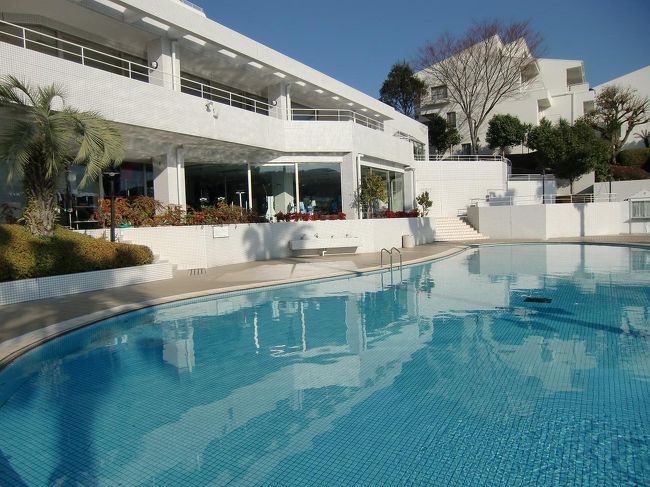 写真のプールサイド１階にスポーツクラブがあり、ここでしっかり汗を流す。幸い平日でも営業しているが、以前より営業時間が短縮された。現在の営業時間は<br />日曜日〜金曜日　9：00〜12：00、14：00〜18：00<br />土曜日・繁忙日　9：00〜22：00