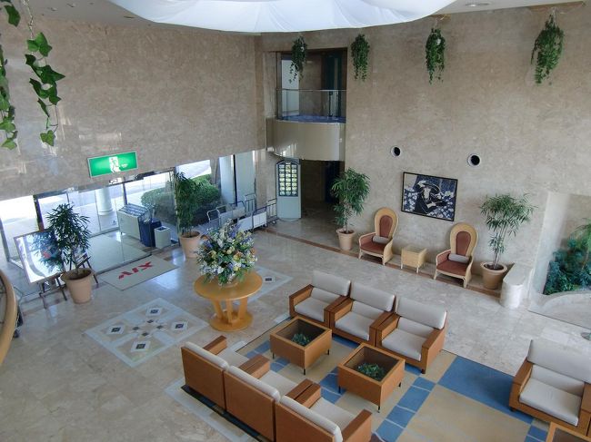 今回は12月21日の月曜日から４連泊し、クリスマスシーズンのエクシブ鳥羽を体験してみた。<br />写真：本館のフロント・ロビーホール