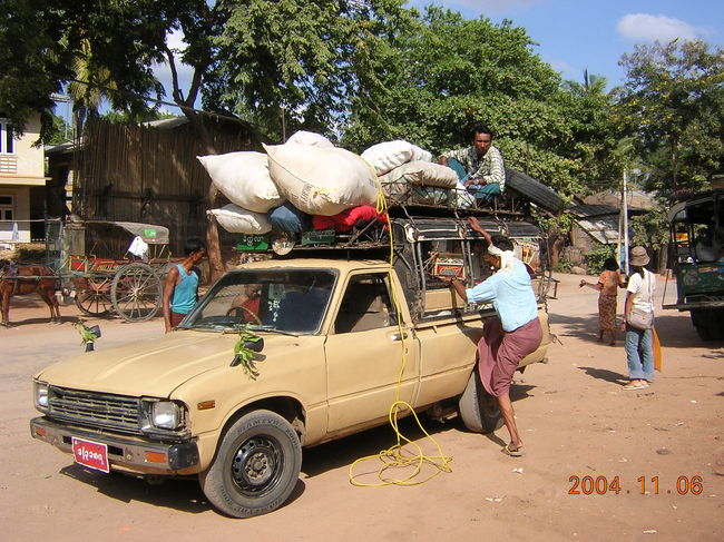 次の町に移動するのに、バスはなくて、ピックアップトラックしかないと言われた。<br />