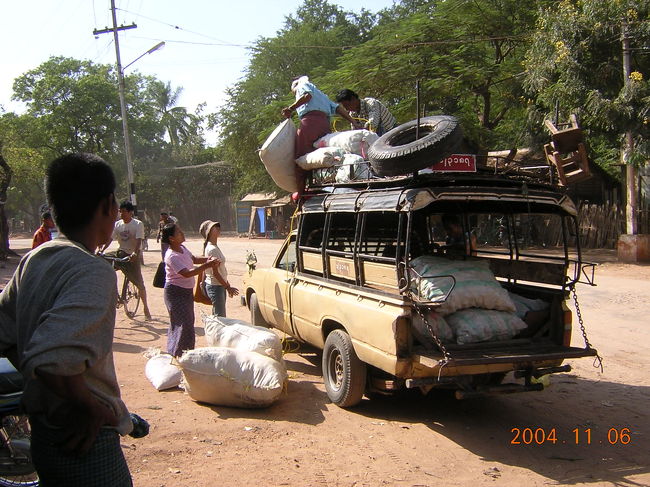 しかも座席にまで荷物が敷き詰められている。<br />この上に座らされる・・・<br /><br />人もたくさん乗ってくるし、排気ガスをもろに<br />吸いこんじゃうし・・・ほこりまみれになった・・・<br /><br />4時間乗ってチャウィパダンという町に到着。