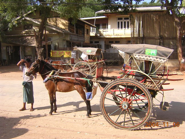 ピックアップトラックをようやく降りれたと思ったら<br />今度は馬車！！！<br />これでバス乗り場まで移動することとなる。<br /><br />馬車を観光目的でなく、移動手段で乗るのは初めてだ。