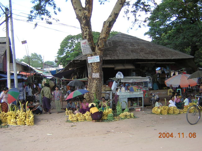 バナナがたくさん売っている。