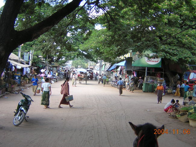 馬車を降り、バスに乗り換えて、<br />なんとかバガン観光の中心の村、ニャウンウーに到着<br />したのは夕方。<br /><br />ちなみに高速バスでなく、地元民ののるバスに乗っていても<br />バガンの入域料US10ドルは、しっかり徴収された。