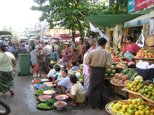 インレー湖からピックアップトラックに乗って<br />シュエニュアン交差点へ。<br />ミニバスをつかまえる。<br />次の町までは1000チャットで行けると聞いていたのに<br />3000チャットと言われる。<br />交渉し、1200チャットになったので乗り込むことにする。<br /><br />エアコンもリクライニングもないミニバスで長時間<br />ゆられて・・・疲労困憊・・・<br /><br />夕方メティーラという町に到着。<br />宿を探して宿泊。<br /><br />←翌朝。メティーラの市場。