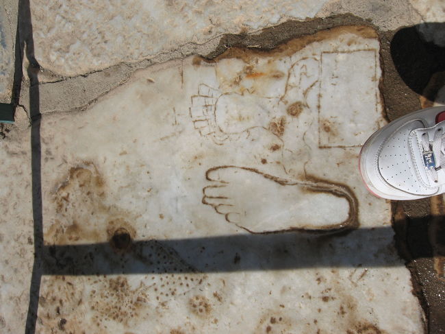 Ｑなんの足跡でしょう？<br /><br />Ａ売春宿はこちらです。という意。