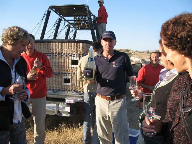 着陸をシャンパンで乾杯！