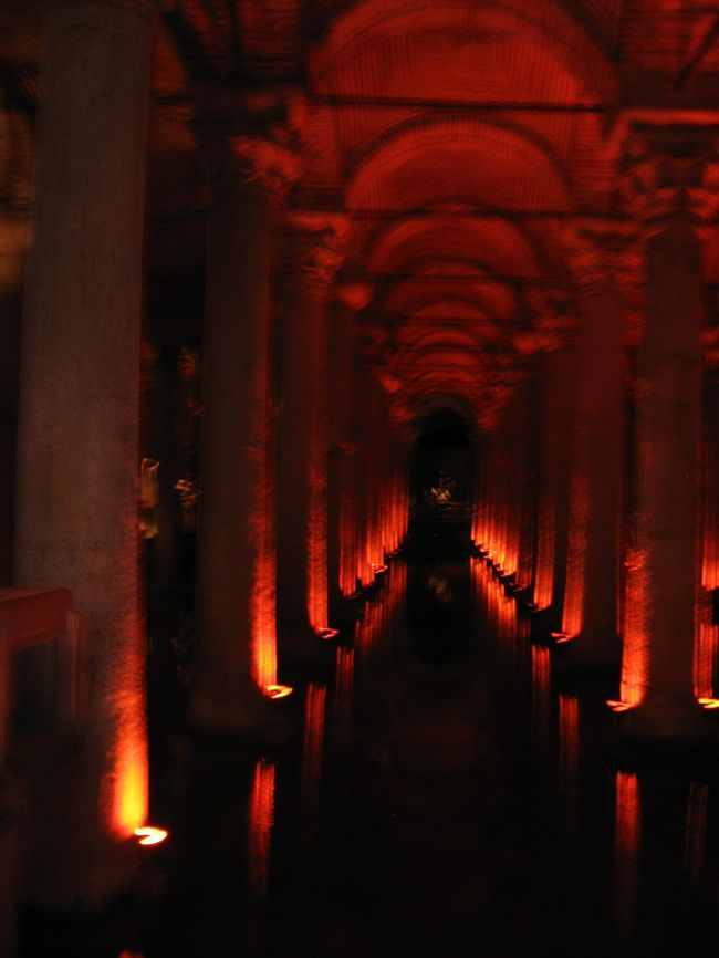 地下宮殿。<br /><br />賑やかな町の下にこんな世界が広がっているとは・・・