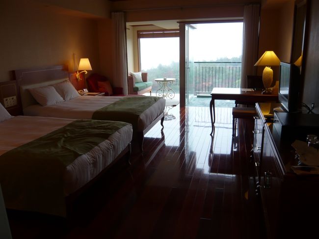 マリオットのお部屋は広く見えます。<br />ベランダもあるし、かなり気に入りました。<br /><br />これで最低ランクのお部屋ですよ〜。<br /><br />一泊7300円を出せばクラブラウンジフロアーに<br />変更可能と勧められて迷いましたが<br />今回は断念。