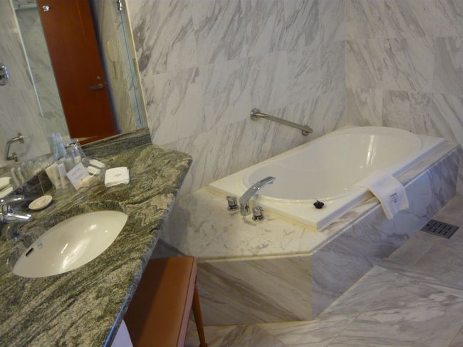 お風呂も広くて素敵。<br /><br />スパがあるのであまり使わないかなぁと<br />思いましたが、スパが水着着用なので<br />体が洗えない。。ここが残念でした。<br /><br />プールは無料です。<br />ジャグジーもあるのでここでもいいかも？<br />着替える場所がないのでお部屋から着替えて<br />そのまま帰ります。結構、寒いかも。<br /><br />スパは2日間で一人1500円。<br />タオルを貸してくれます。<br />16時くらいに行った時はフロントが大変混雑してました。