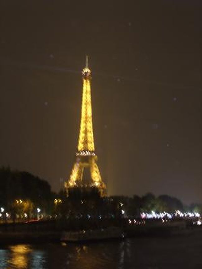 このあと、ちょっとまともにご飯食べようと、all aboutで見た７区のレストランへ、パリマップたよりにわざわざ電車乗って訪ねたら、日曜だからかお休み。。。<br /><br />このあたりはすごく静かだった。夜中までにぎやかなバスティーユとは大違いでした。<br /><br />むむむー。と残念いっぱいのところ、エッフェル塔がきれいなのに気づいた！<br />これでまあいいかー。レストランはいつかの次の宿題ー。<br />（後で知ったけど、エッフェル塔は120年記念の特別イルミネーションやってたらしい。知らなくてみのがした。これも残念）<br /><br />寒いからもういいやとバスティーユに戻って、同じくall aboutにおいしいと書いてあったカフェでご飯たべました。<br />そのとおりおいしかった！<br /><br /><br /><br />