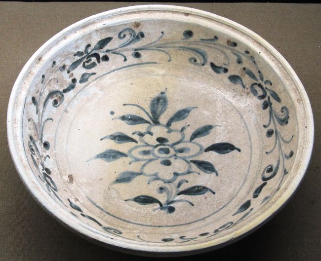 15-16世紀のベトナム産の磁器です。白地に青絵の草木図です。
