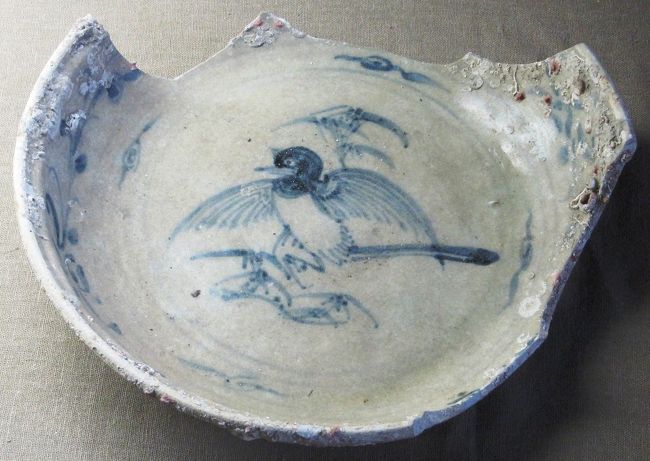 15-16世紀のベトナム産の磁器の欠片です。白地に青絵の鳥図です。