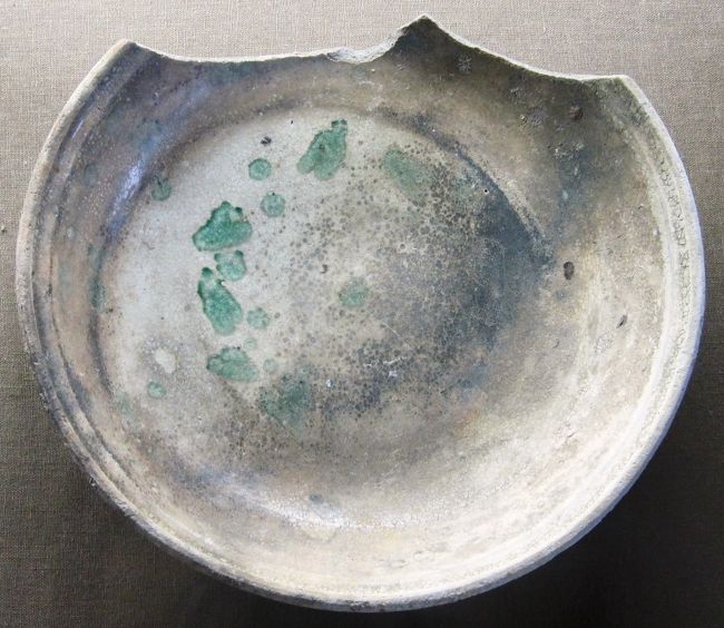 15-16世紀のベトナム産の磁器です。白地の皿です。