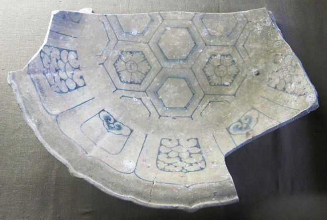 15-16世紀のベトナム産の磁器の欠片です。白地に亀甲等の幾何学模様の青絵です。