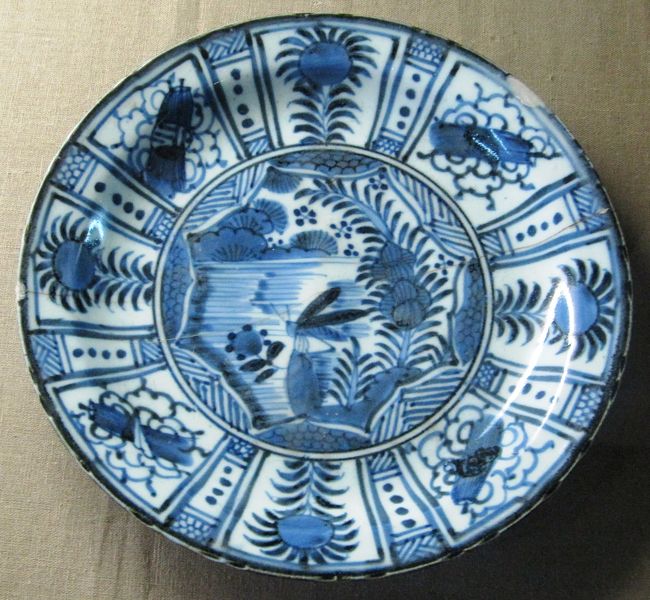 15-16世紀のベトナム産の磁器皿です。保存状態がいい皿です。