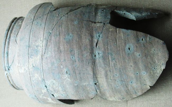 16世紀の北部ベトナム製の陶器壺です。大壺の首から胴にかけての欠片です。