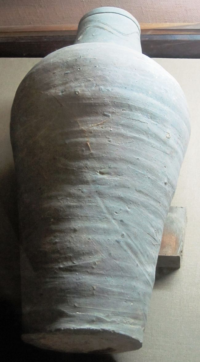 15-16世紀のベトナム産の陶器壺です。素朴な造りです。欠損がないようです。
