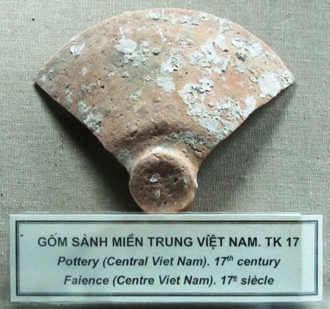 17世紀の陶器です。北部ベトナム産です。茶碗の四分の一程の欠片でしょうか。