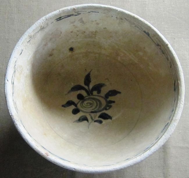 15-16世紀の中部ベトナム産の碗の欠片です。白地に青絵の草木図でしょうか。縁に同心円模様もあります。