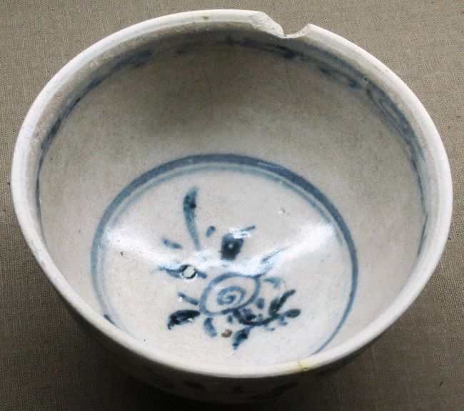 15-16世紀の中部ベトナム産の碗です。白地に青絵の草木図でしょうか。白磁のイメージもあります。