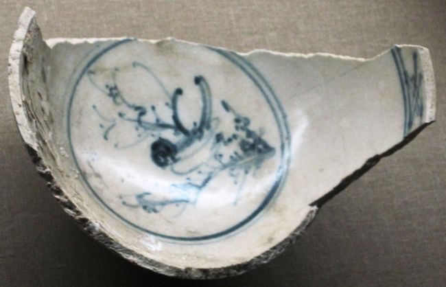 15-16世紀の中部ベトナム産の碗の欠片です。白地に青絵の花鳥図でしょうか。